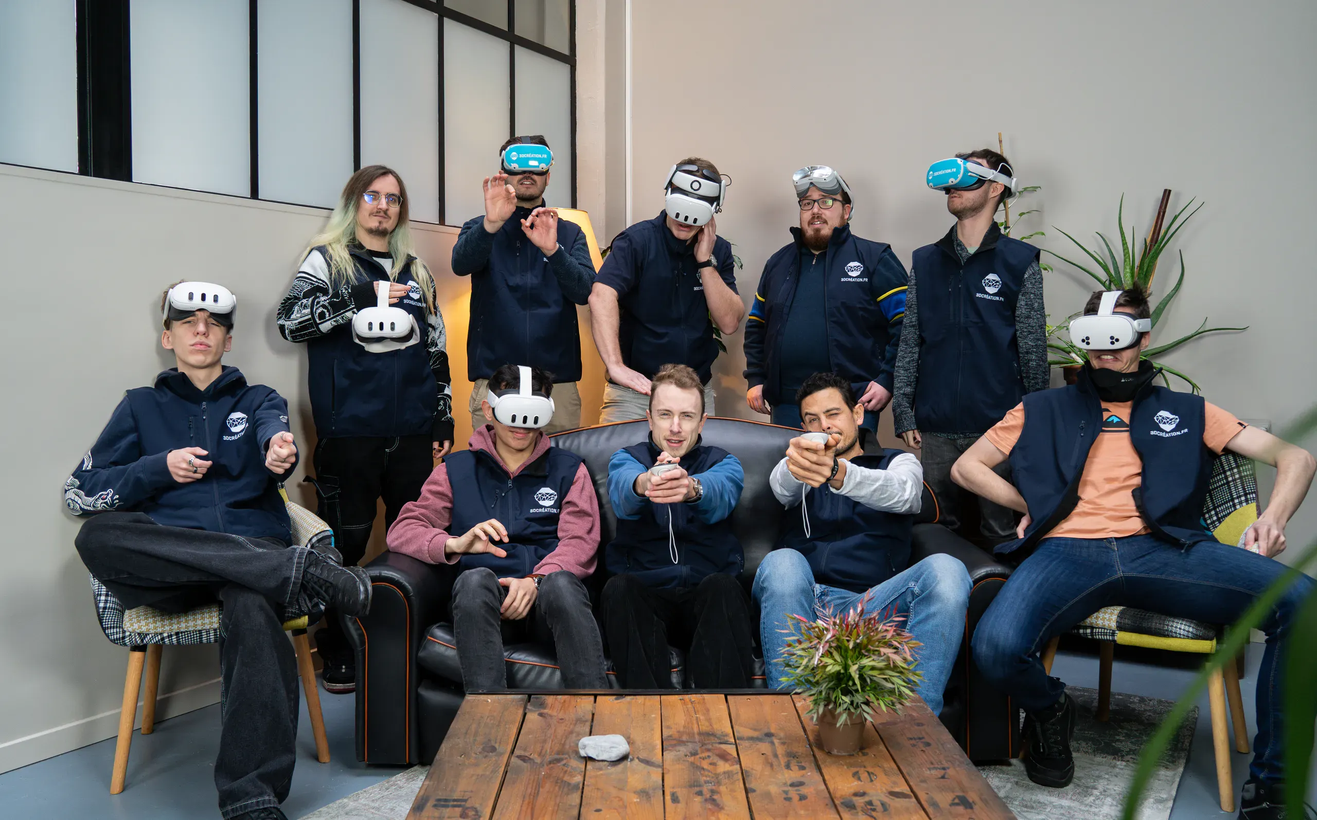 equipe agence de réalité virtuelle qui posent avec des casques vr