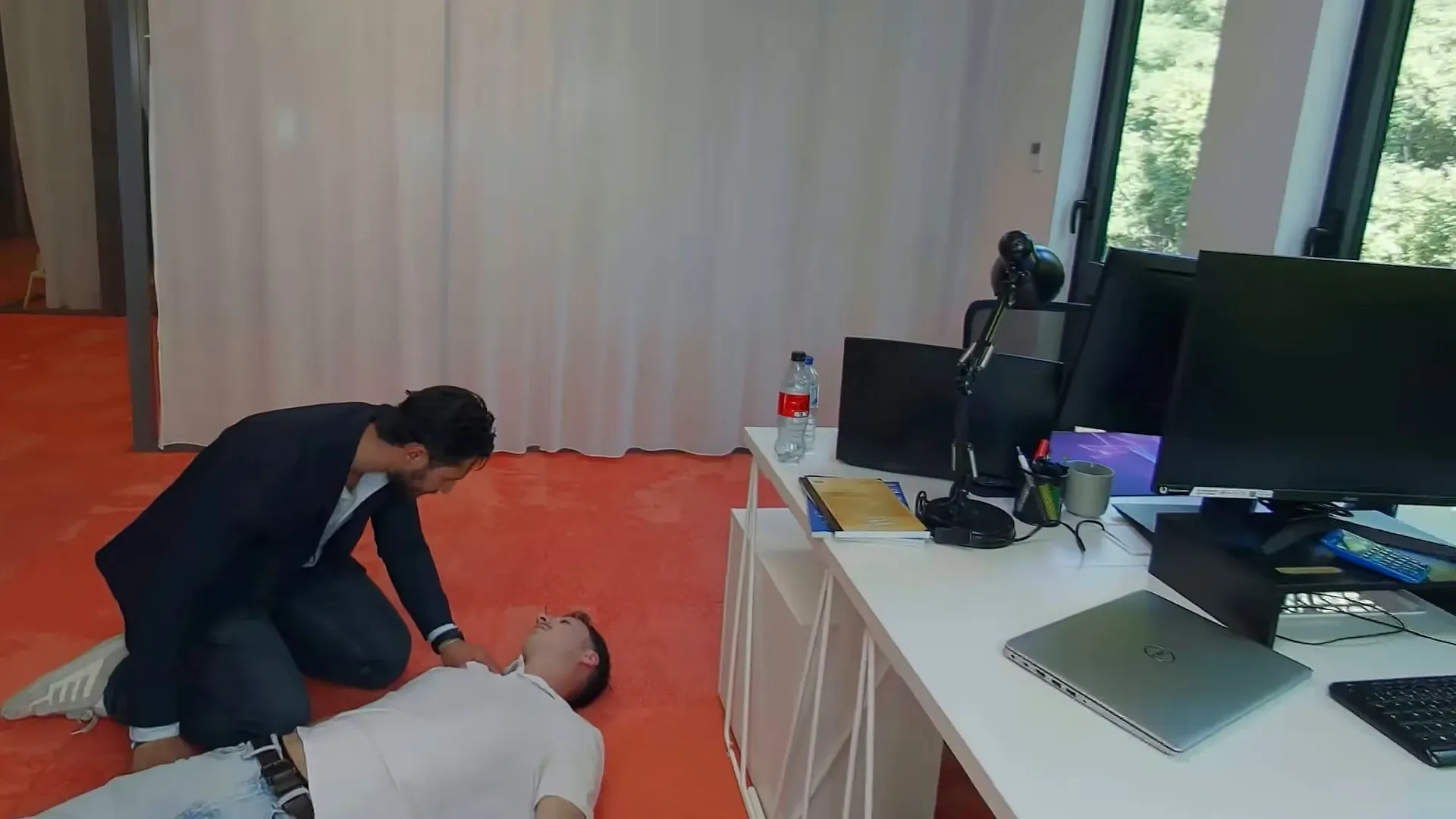 Témoin penché sur une personne inconsciente dans un bureau, vidéo immersive Locacoeur