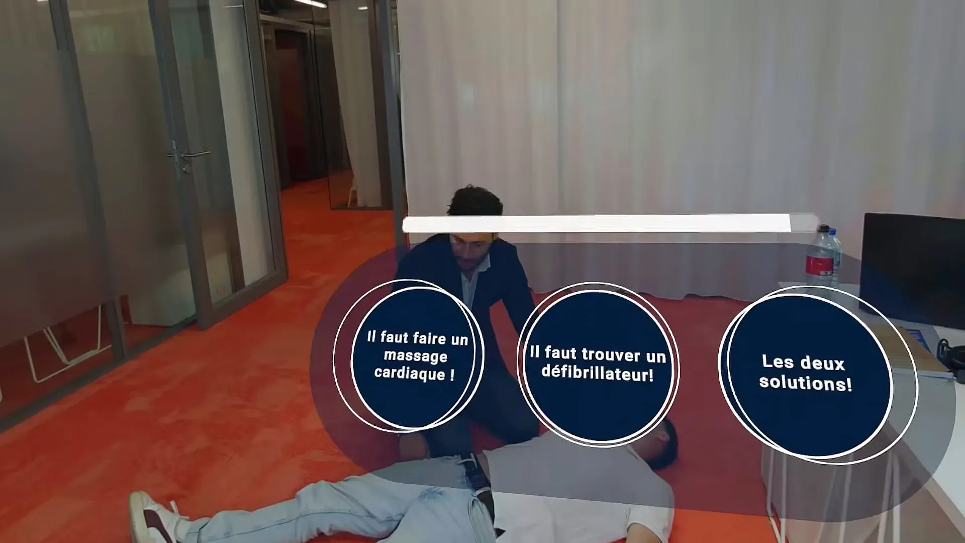 Choix à faire à la main dans le casque : massage cardiaque, défibrillateur ou les deux, application Locacoeur
