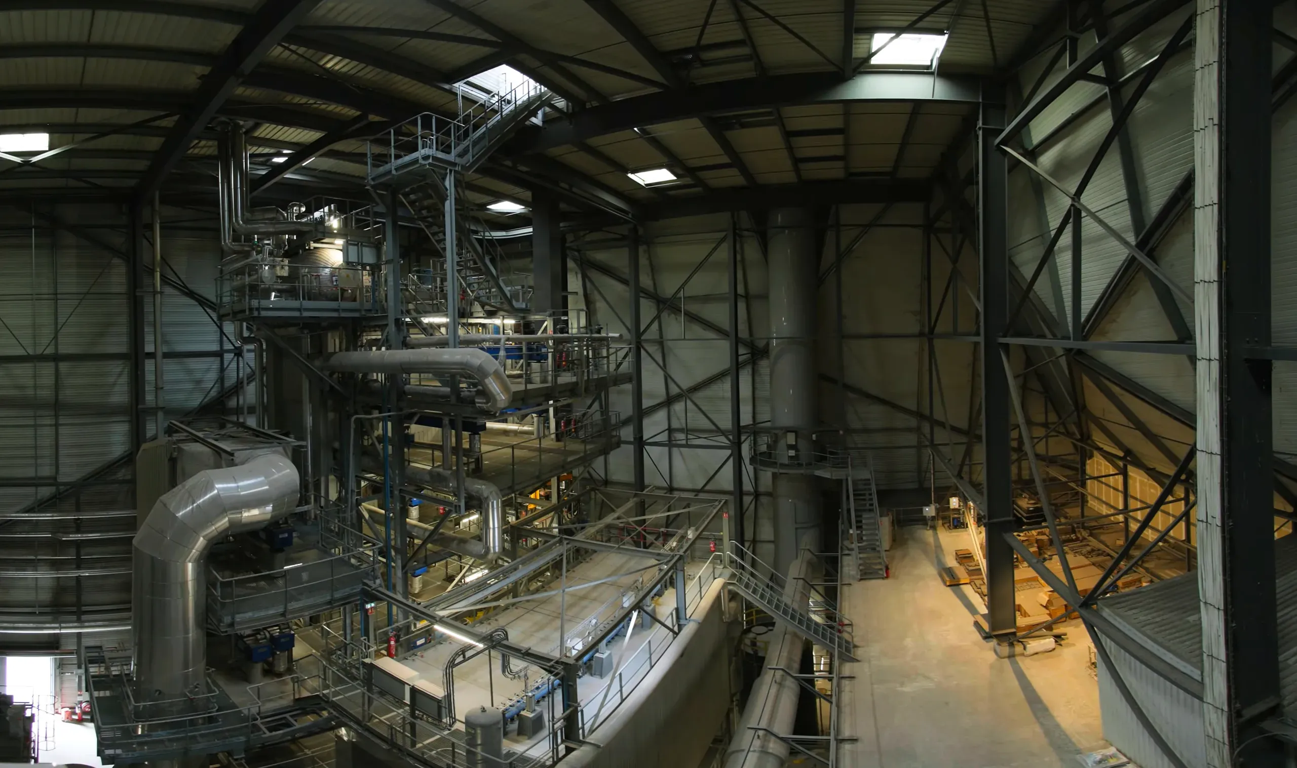 Chaufferie d’une centrale biomasse, passerelles et tuyauteries, film immersif
