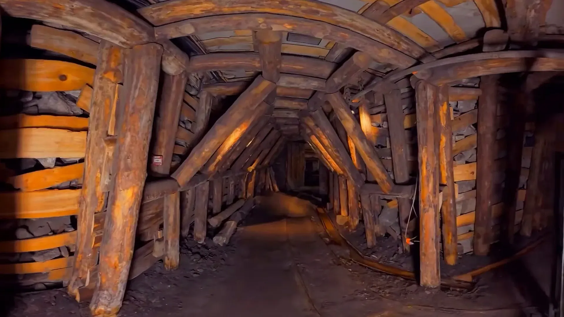 Galerie boisée du musée de la mine de Saint-Étienne, filmée à 180° pour le casque