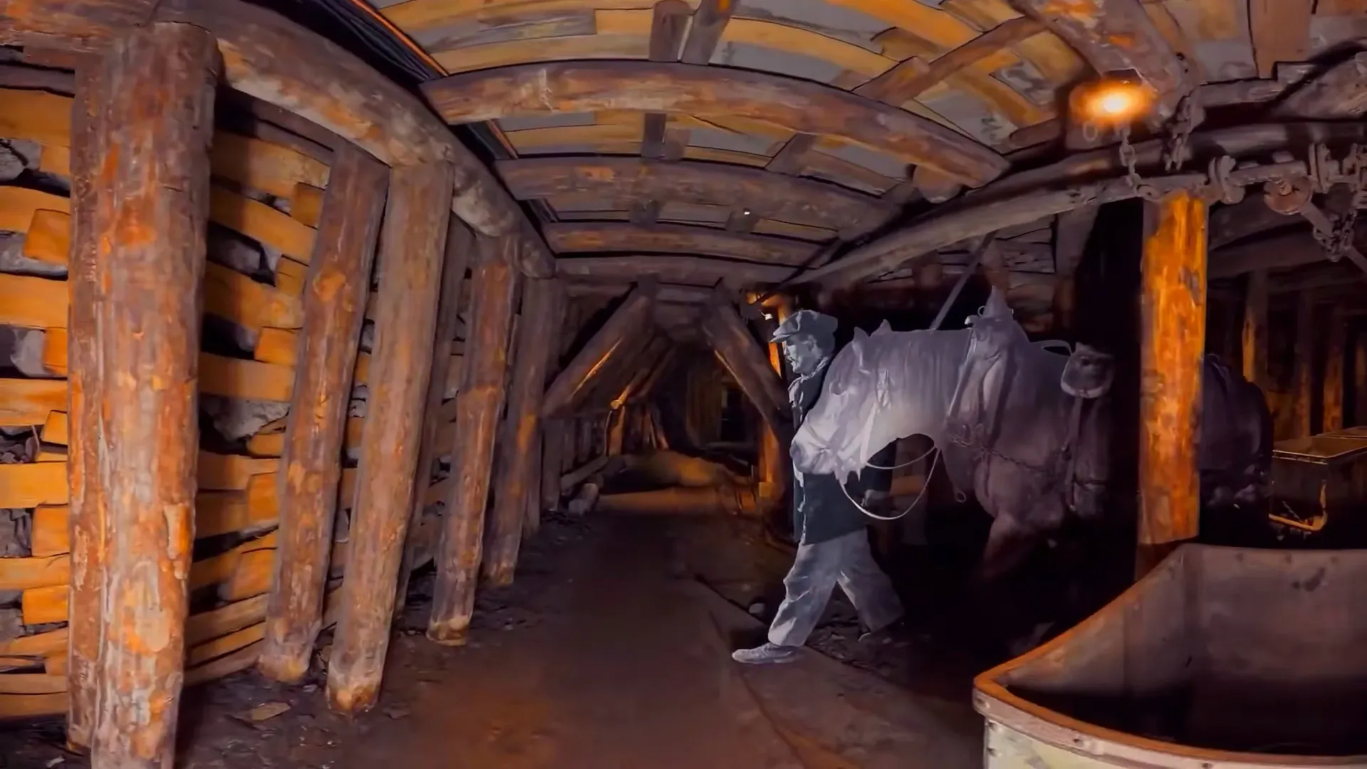 Mineur et cheval de mine reconstitués dans une galerie du musée de la mine de Saint-Étienne
