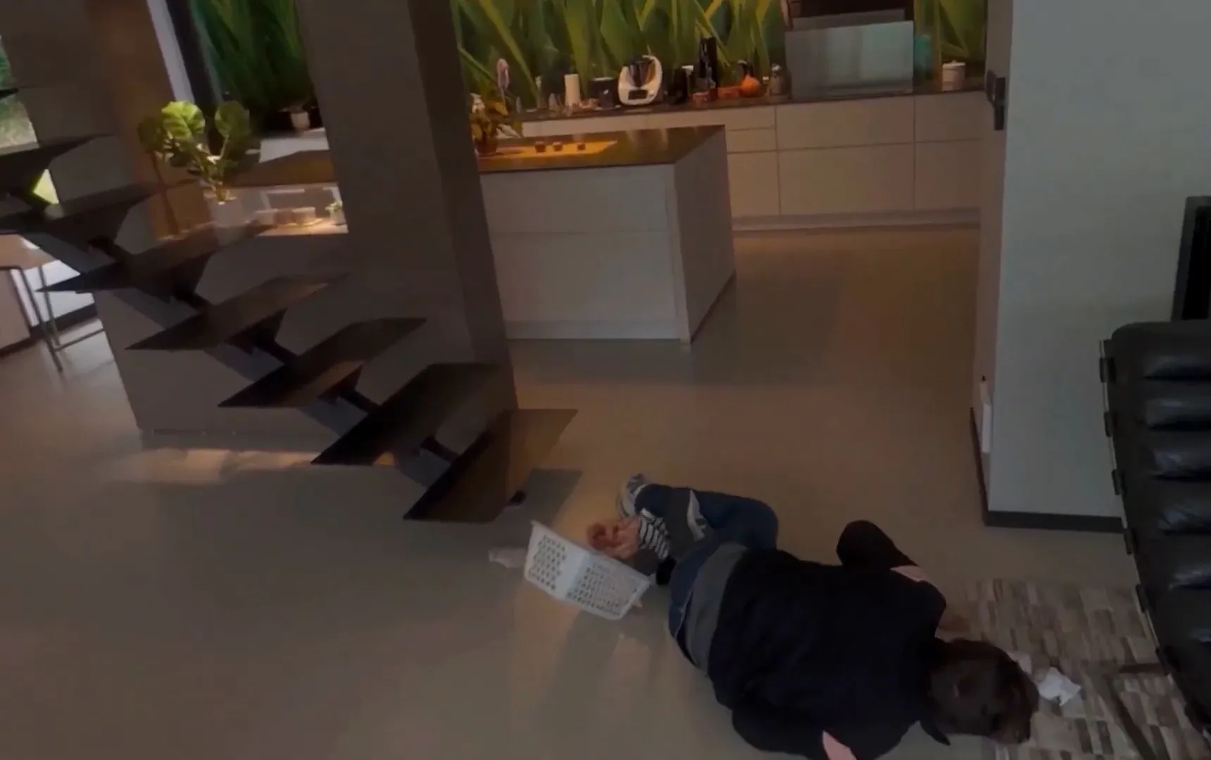 Homme tombé au pied d’un escalier dans un salon, film immersif sur les accidents de la vie