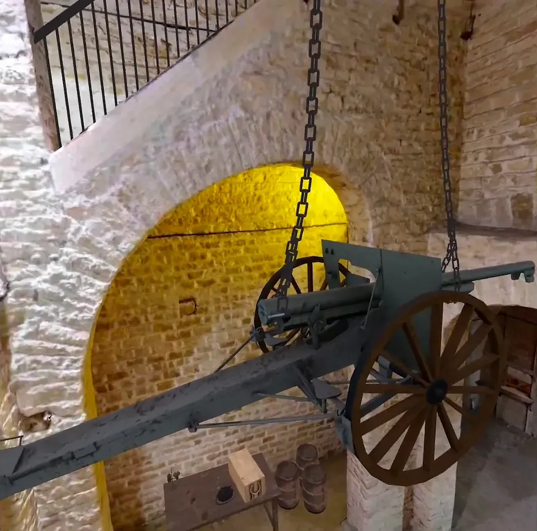 Canon d’artillerie suspendu sous une voûte éclairée du Fort de Bron, application VR