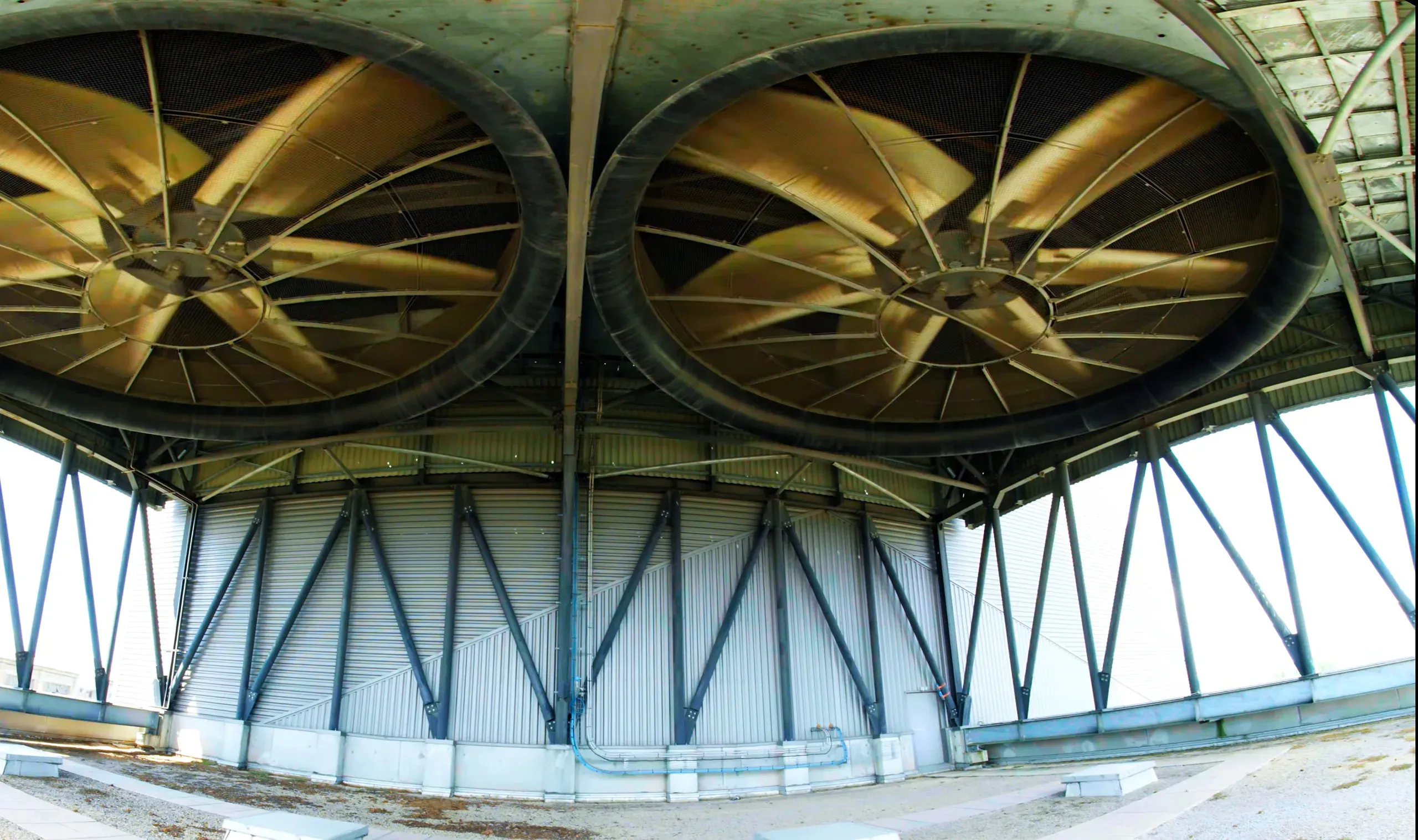 Ventilateurs géants d’une centrale biomasse vus d’en dessous, film immersif à 180°