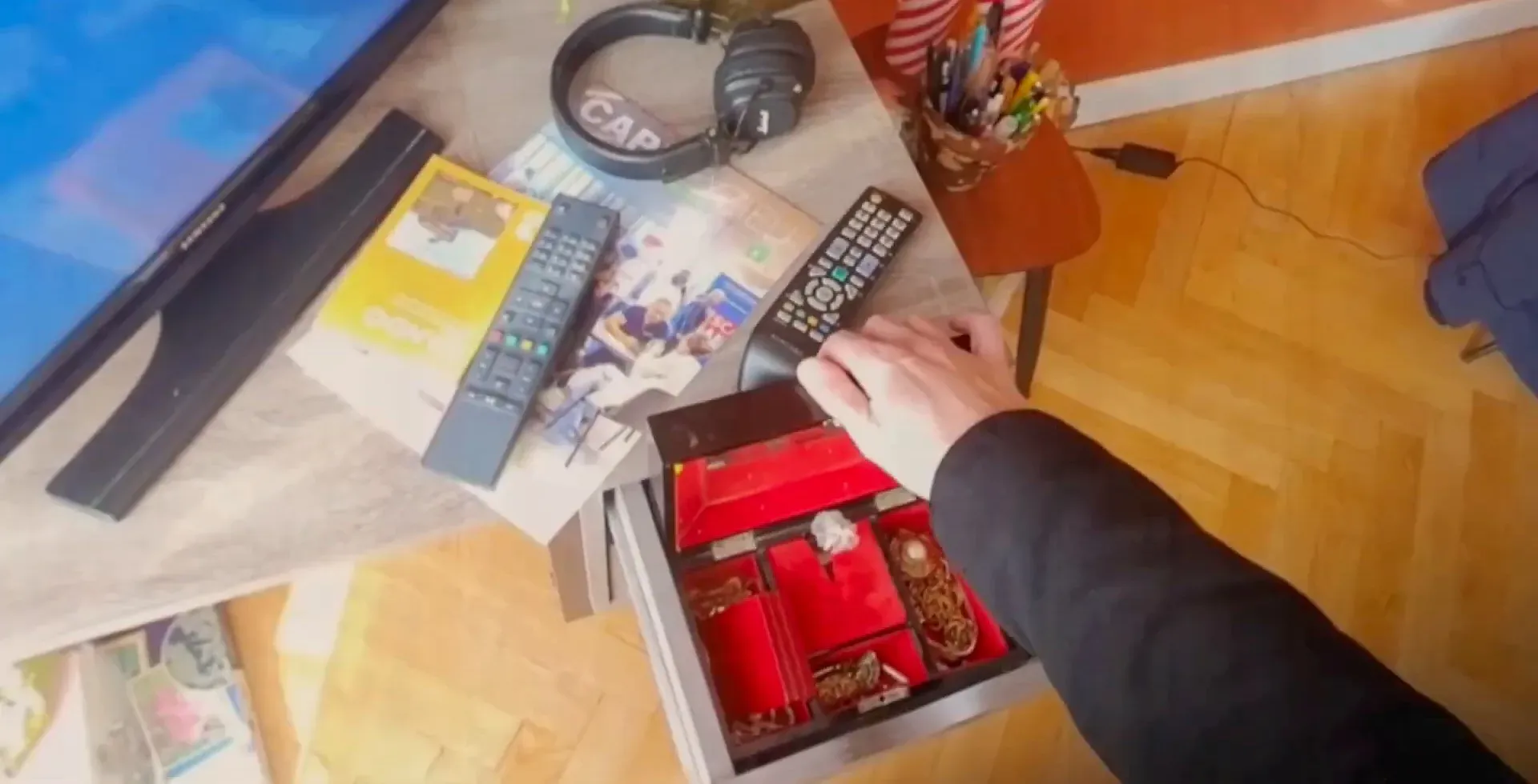 Main gantée qui fouille un tiroir à bijoux, simulation de cambriolage en réalité virtuelle