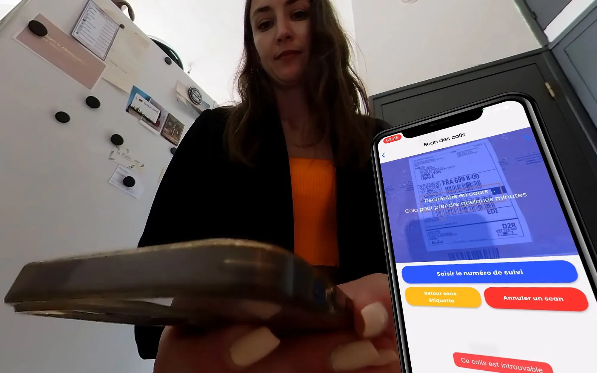 Destinataire qui scanne un colis avec l’application Welco, vidéo 360° « Dans la peau d’un colis »