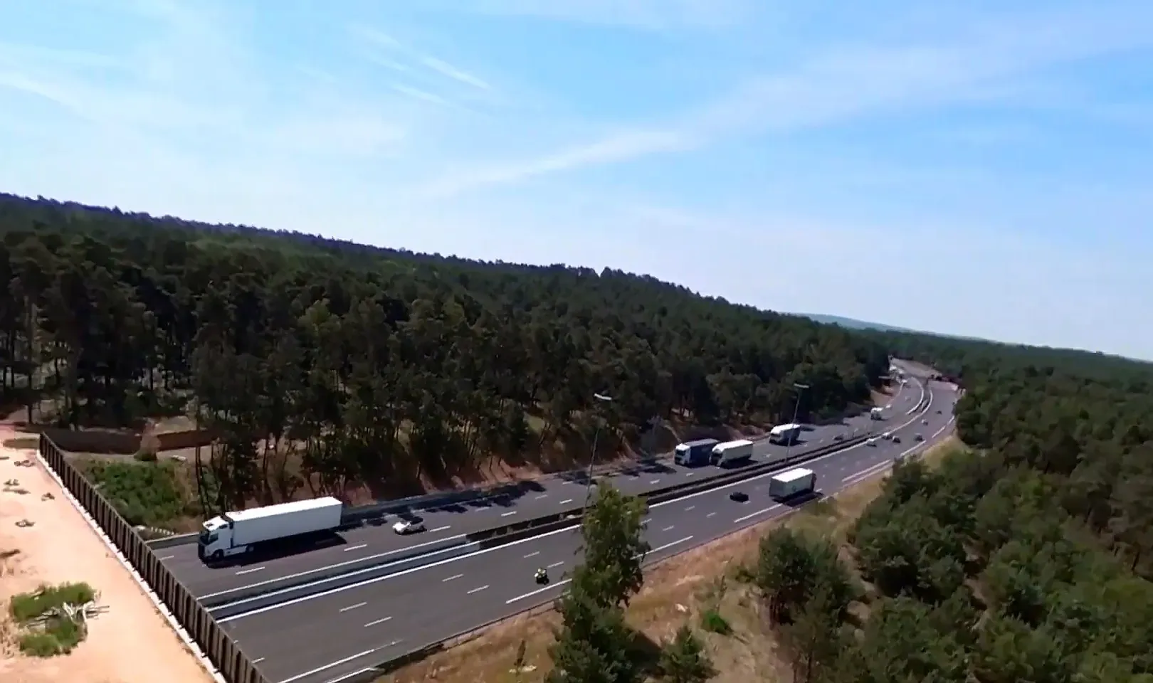 Écopont boisé au-dessus de l’autoroute vu du ciel, vidéo 360° pour Sanef