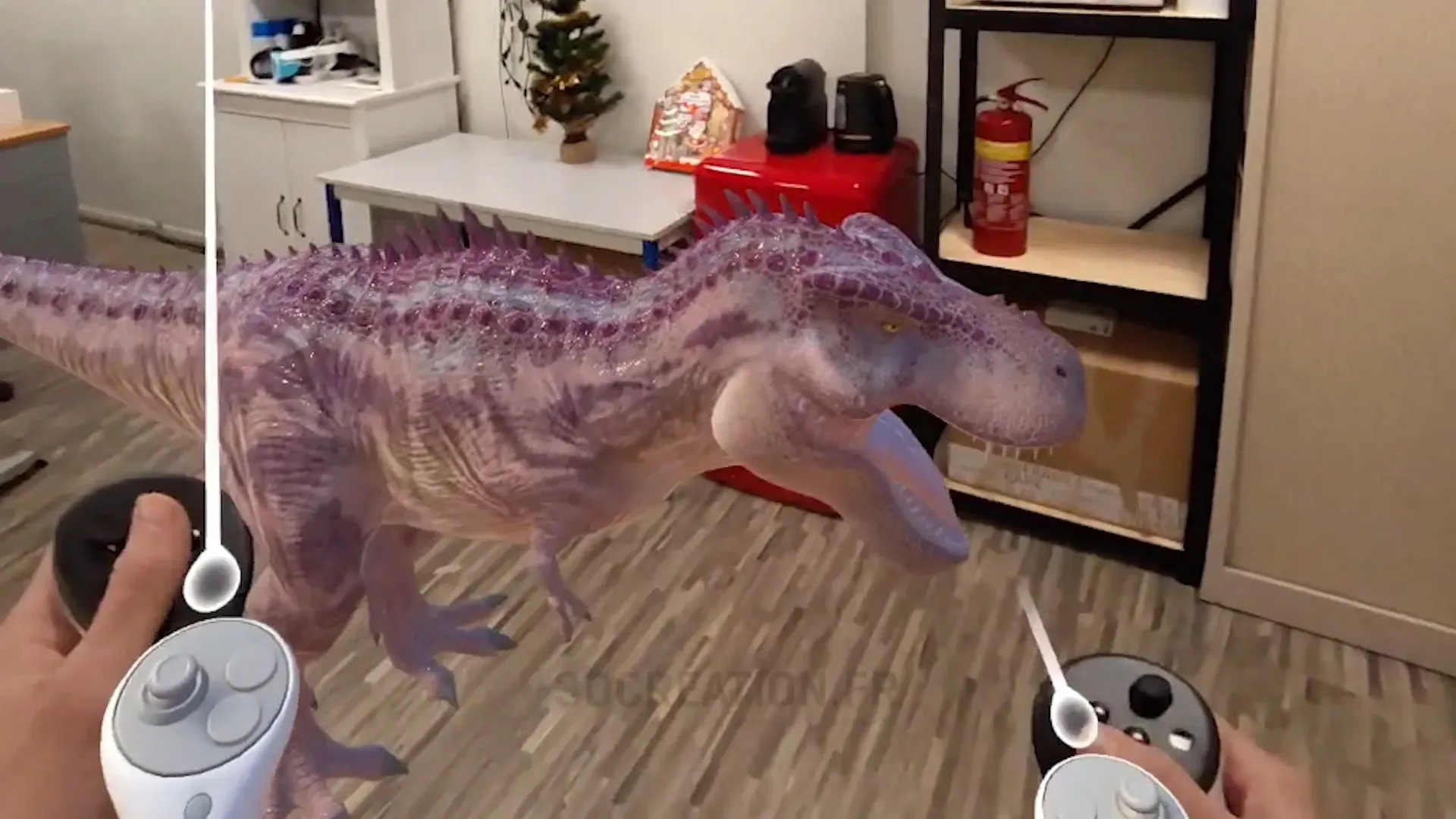 Visionneuse 3D en réalité mixte : dinosaure affiché dans le bureau, manipulé aux manettes