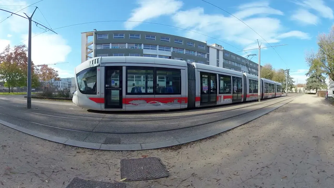 Vidéo 360° du campus de l’INSA Lyon : tramway devant les bâtiments