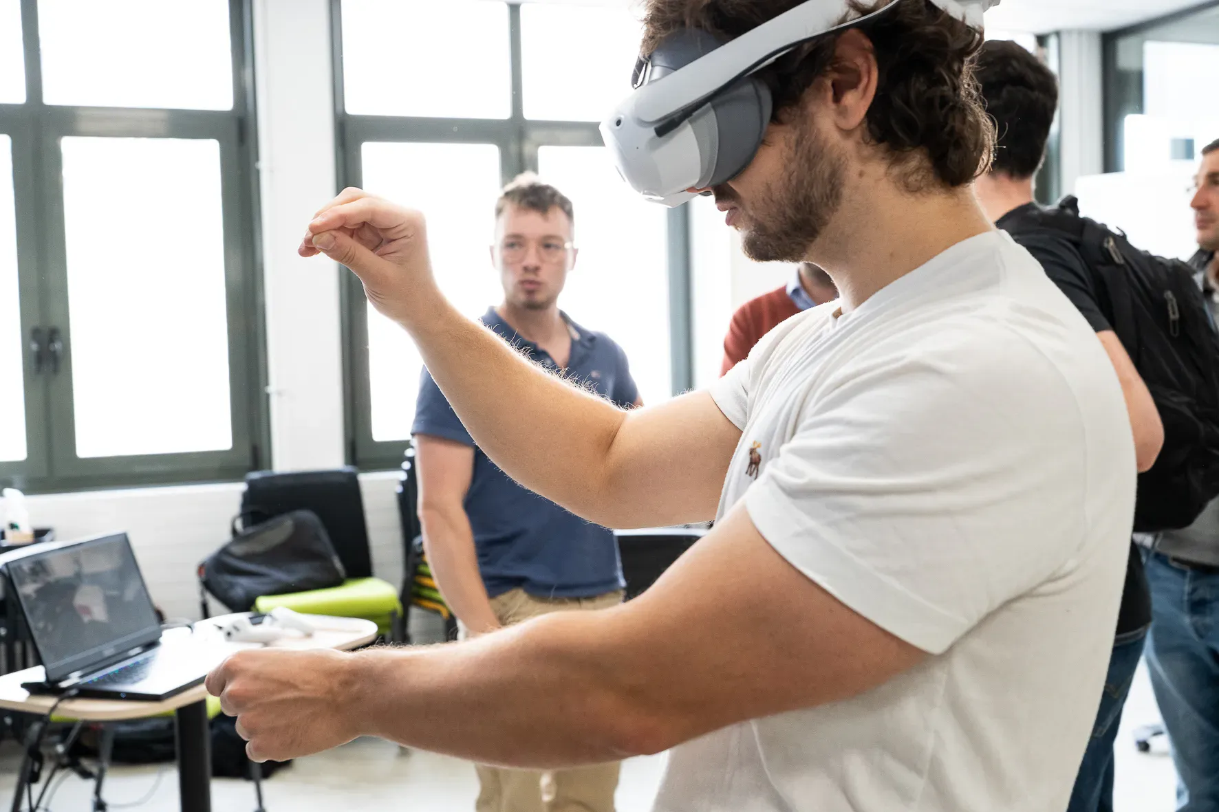 Un participant en casque de réalité virtuelle essaie un geste à mains nues.