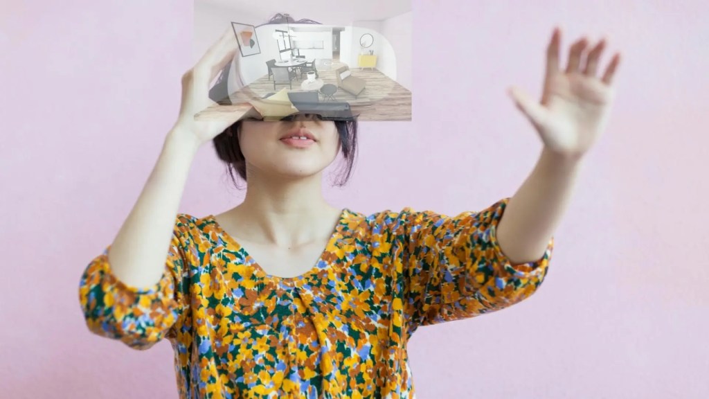 Femme casque vr - immobilier