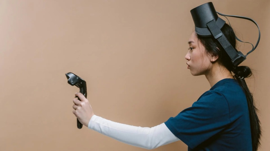 Femme avec casque VR