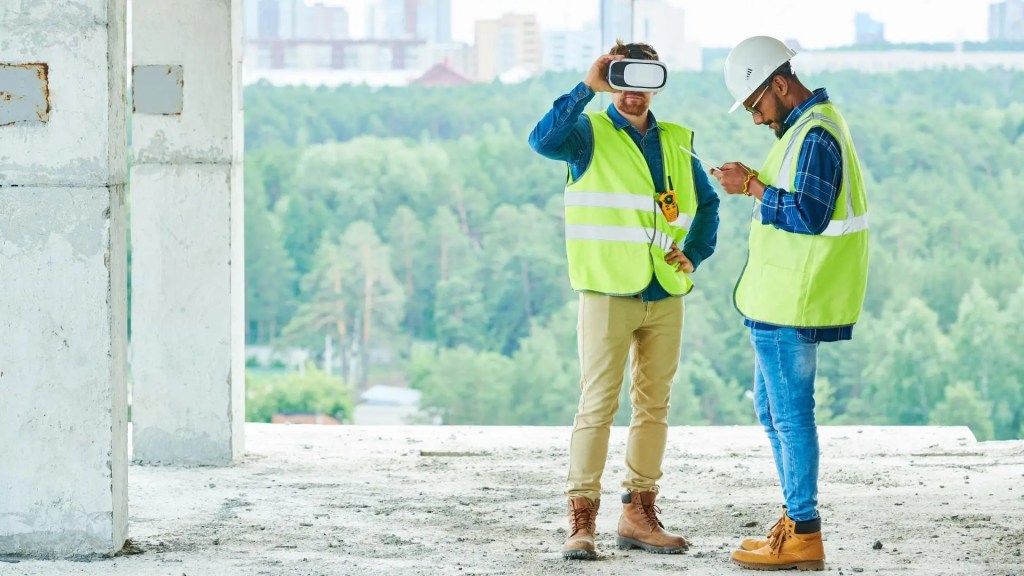 Homme utilisant des casques VR dans l'industrie